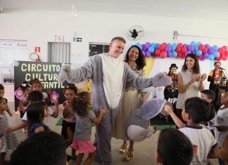 Prefeito Eduardo Siqueira Campos leva diversão ao CMEI Juscéia Garbelini ao se fantasiar de coelho da Páscoa