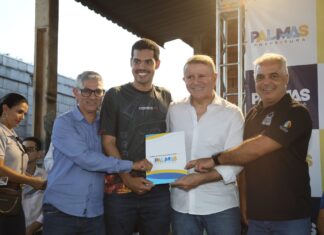 Prefeitura de Palmas entrega títulos de imóveis a moradores do Setor Universitário